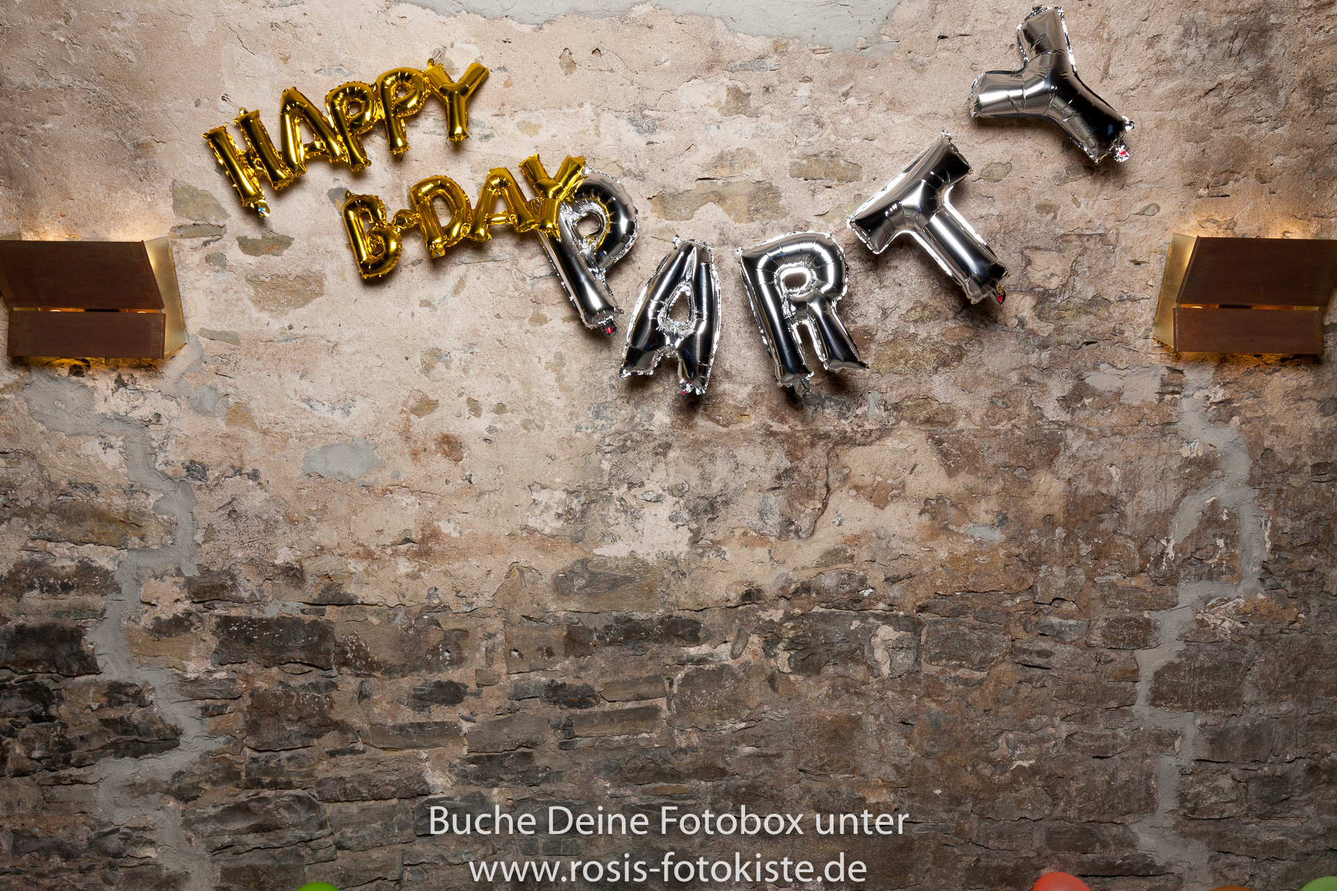 Steinmauer mit Luftballons als Hintergrund für die Fotobox