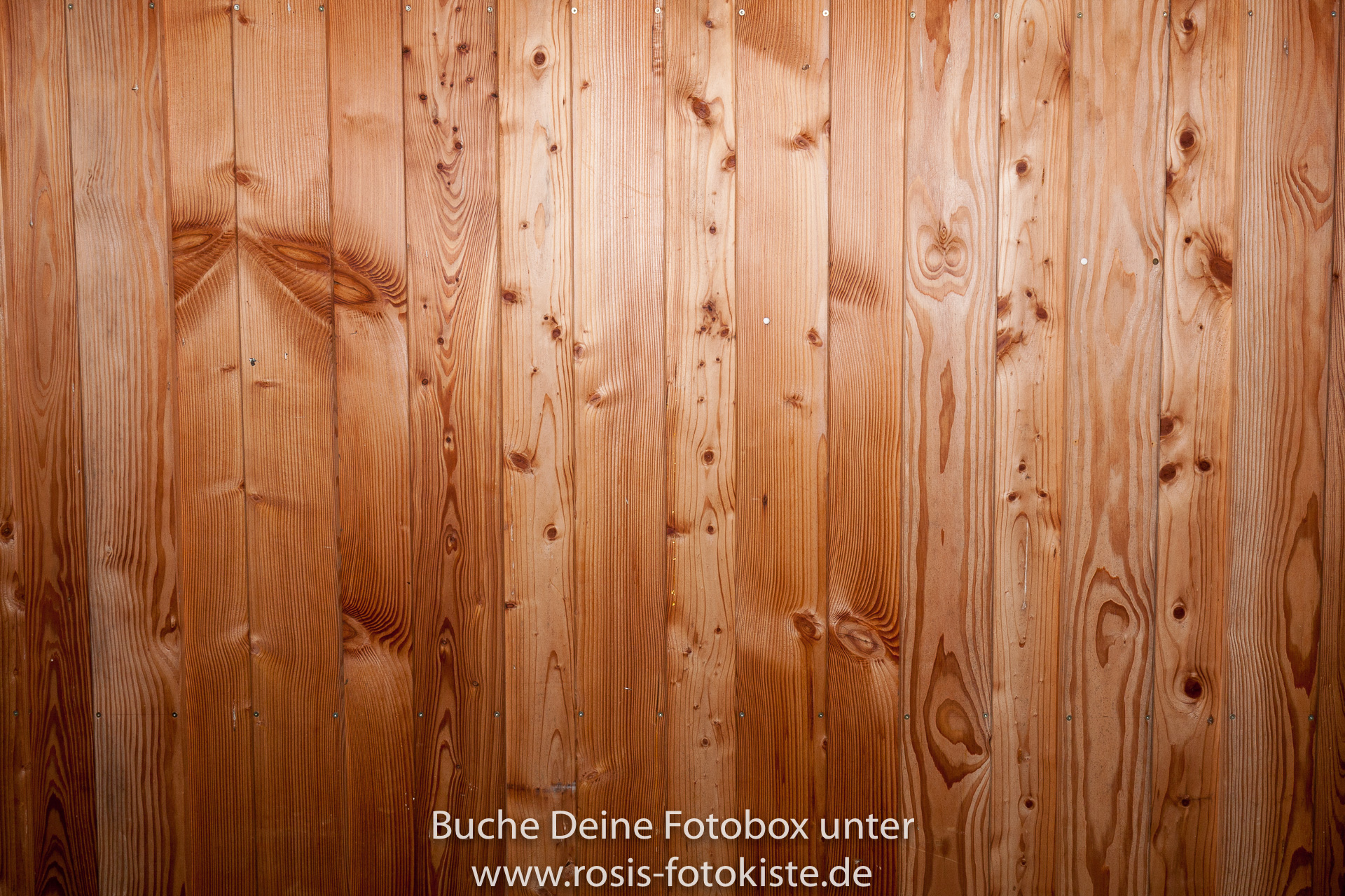 helle Holzwand als Hintergrund für die Fotobox
