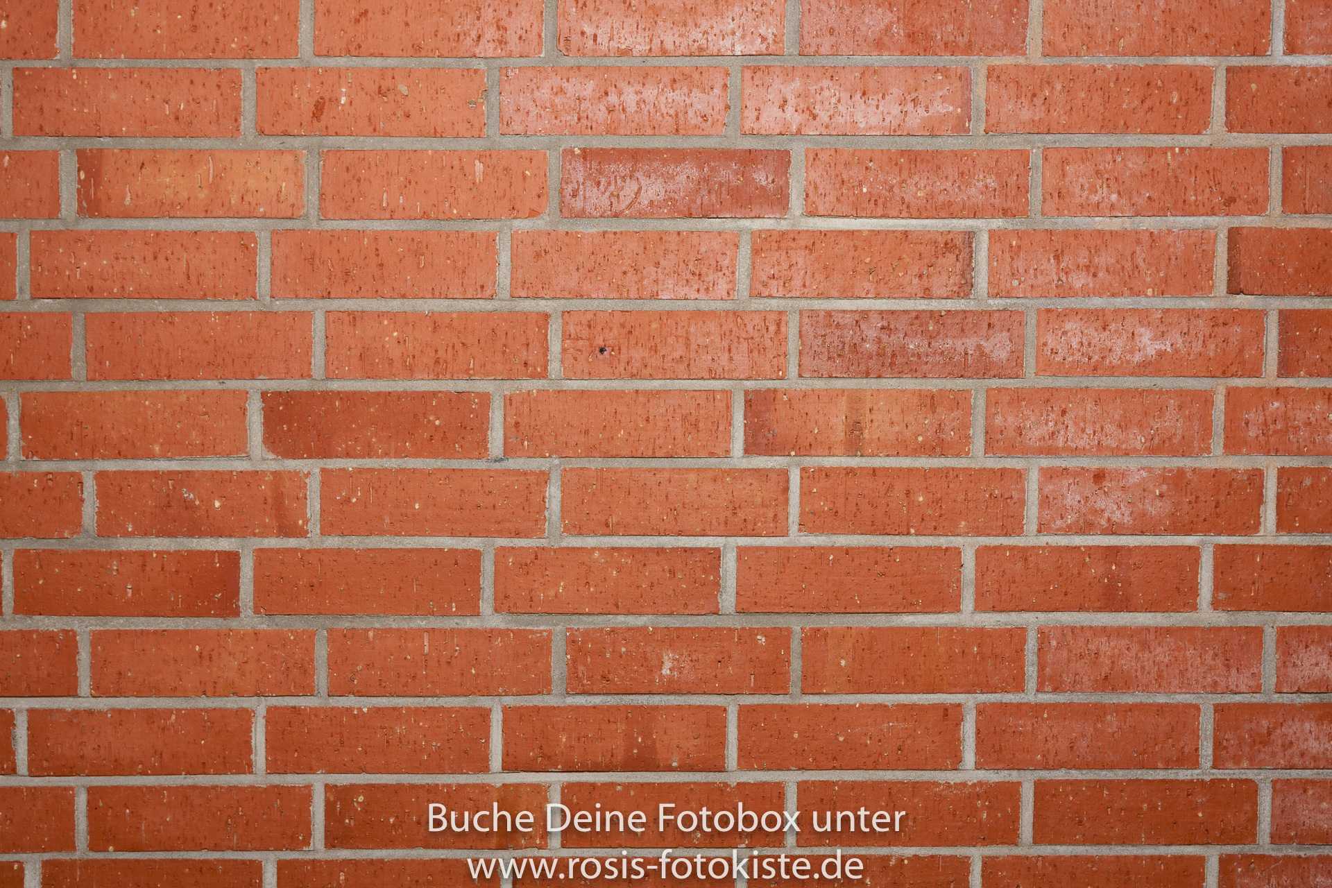 rote Backsteinmauer als Hintergrund für die Fotobox