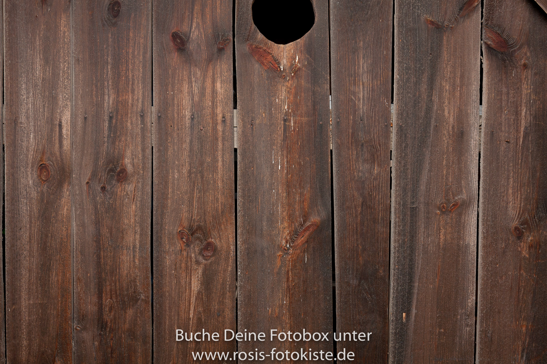 dunkle Holzwand als Hintergrund für die Fotobox
