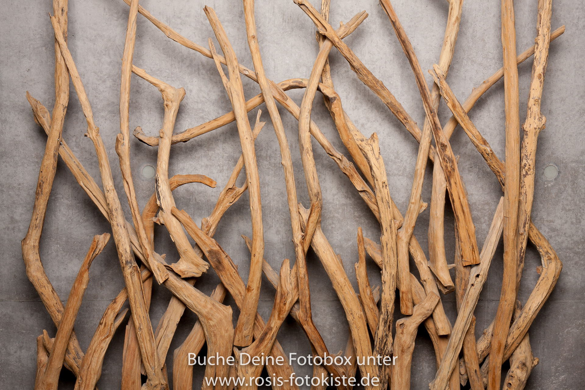 Betonwand mit Holz als Hintergrund für die Fotobox